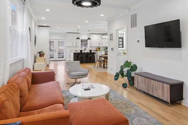 5240 W Winnemac Avenue, Chicago, IL 60630