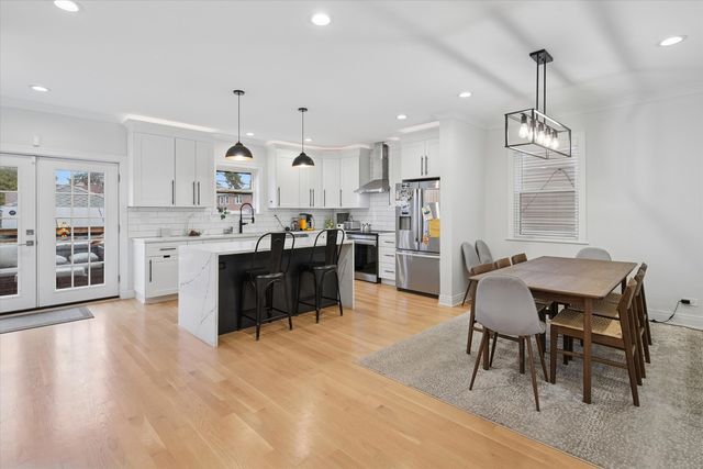 5240 W Winnemac Avenue, Chicago, IL 60630