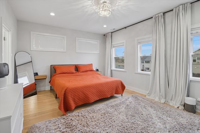 5240 W Winnemac Avenue, Chicago, IL 60630