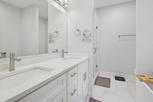 5240 W Winnemac Avenue, Chicago, IL 60630