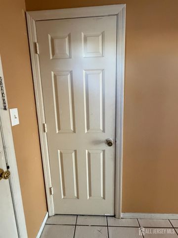 1202 Woodbridge Commons Way, Iselin, NJ 08817