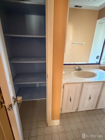 1202 Woodbridge Commons Way, Iselin, NJ 08817