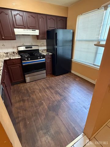 1202 Woodbridge Commons Way, Iselin, NJ 08817