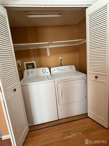 1202 Woodbridge Commons Way, Iselin, NJ 08817