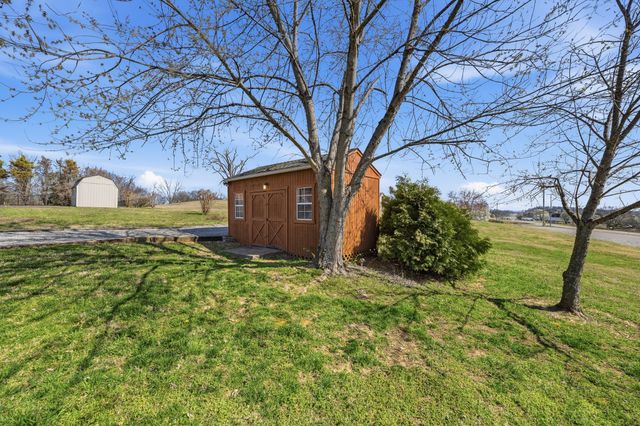 415 Woodlands Dr, Gallatin, TN 37066