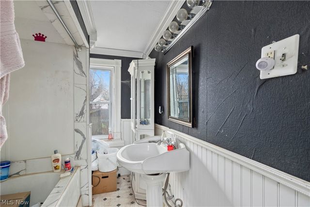 208 Glenwood Street, Elyria, OH 44035