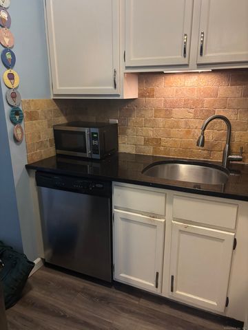 32 Far View Commons 32, Southbury, CT 06488