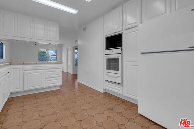 152 S Kilkea Drive, Los Angeles, CA 90048