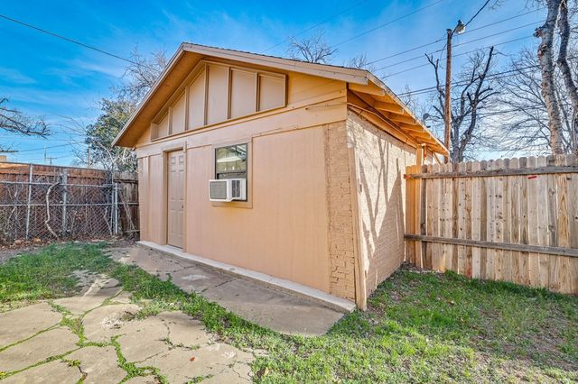 110 N Monroe Street, San Angelo, TX 76903