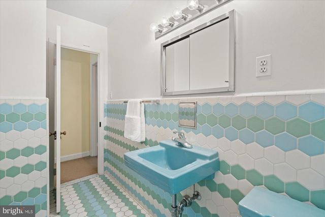 7030 LONGWOOD DR, Bethesda, MD 20817