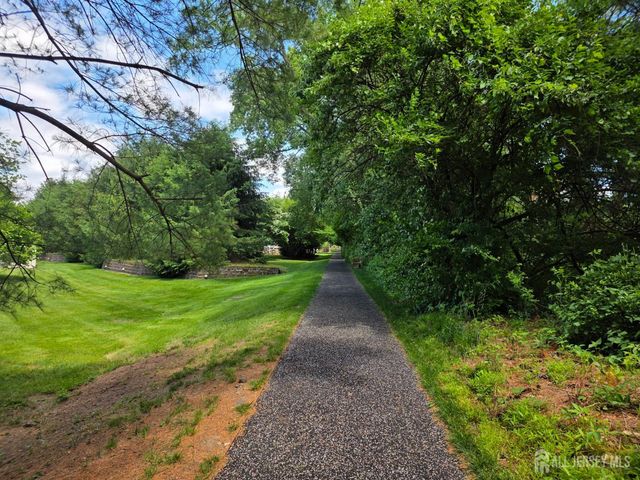 47 Hedge Row Road, Plainsboro, NJ 08540