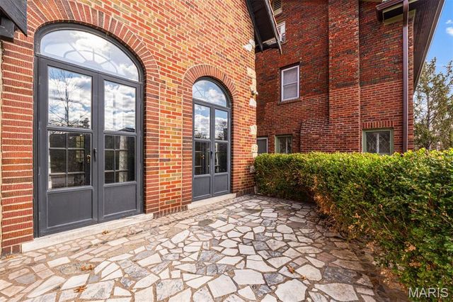 49 Aberdeen Place, Clayton, MO 63105