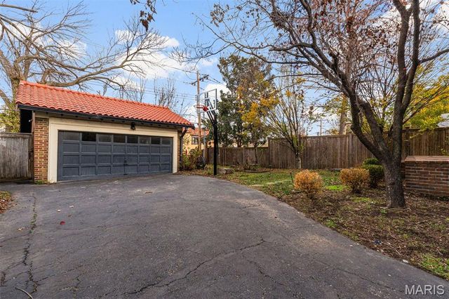 49 Aberdeen Place, Clayton, MO 63105