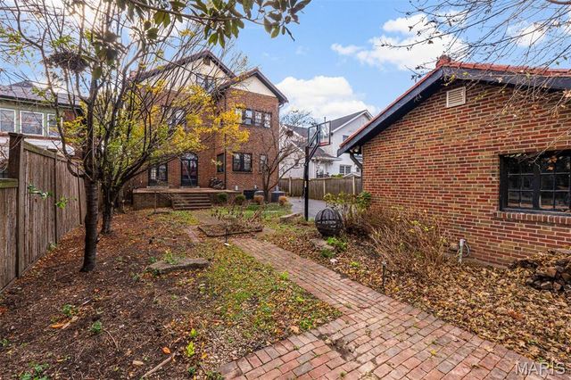 49 Aberdeen Place, Clayton, MO 63105