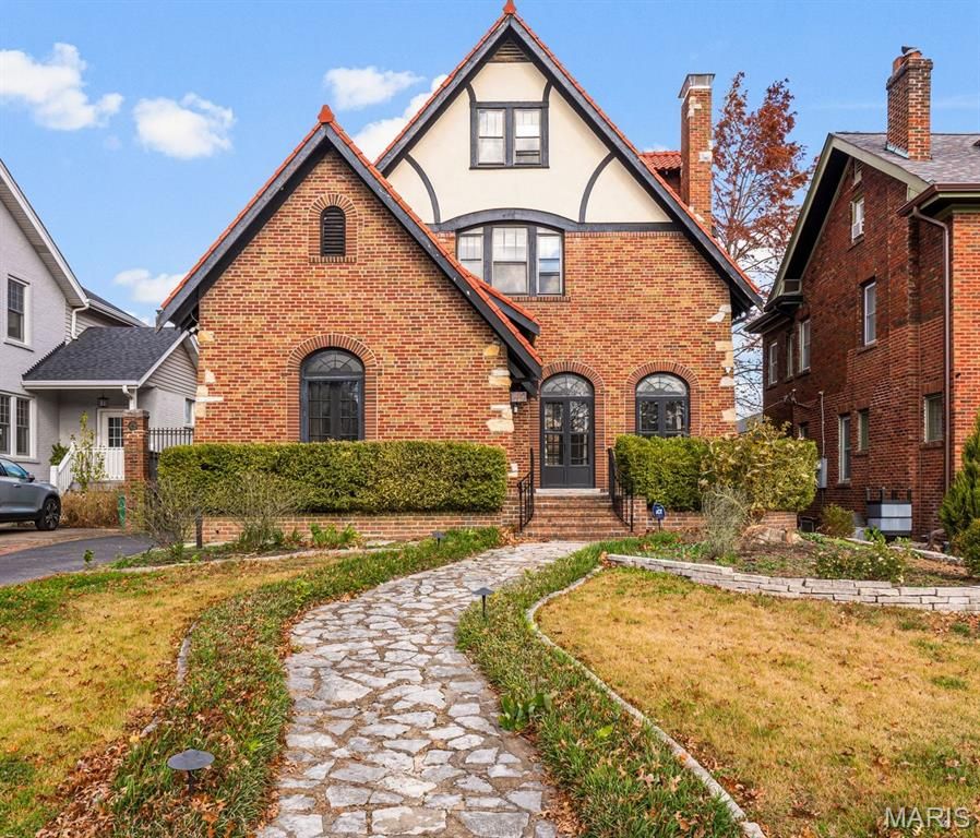 49 Aberdeen Place, Clayton, MO 63105