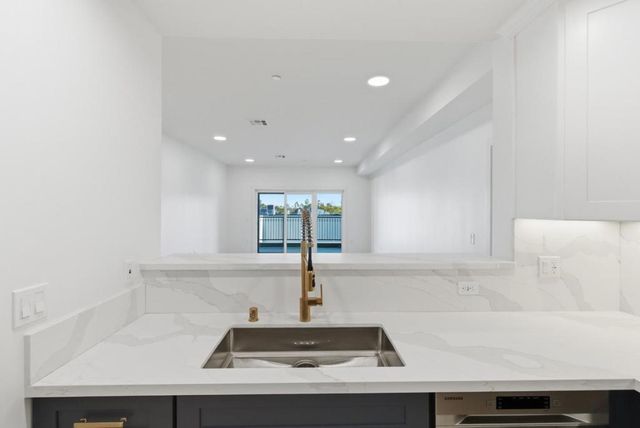 560 El Camino Real 207, San Carlos, CA 94070