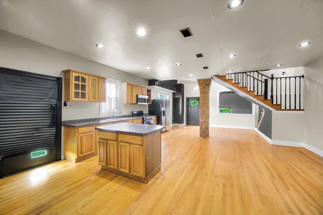 3844 S Artesian Avenue, Chicago, IL 60632