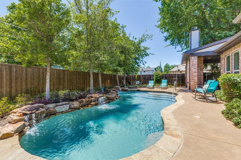 4008 N Cresthaven Road, Dallas, TX 75209