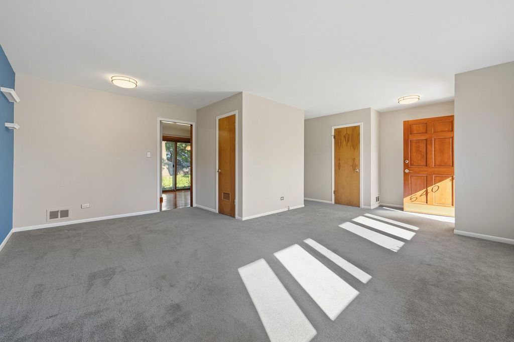 540 Edgewood Lane, Elk Grove Village, IL 60007 — photo 5