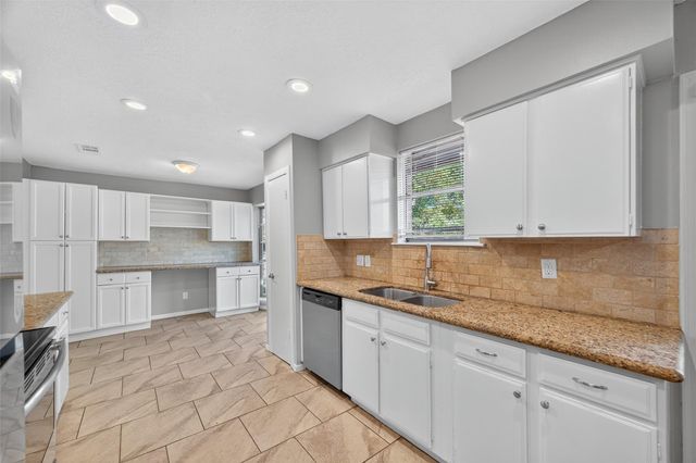 811 Lochmoor Lane, Friendswood, TX 77546
