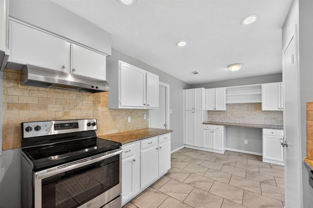 811 Lochmoor Lane, Friendswood, TX 77546