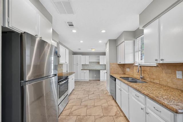 811 Lochmoor Lane, Friendswood, TX 77546