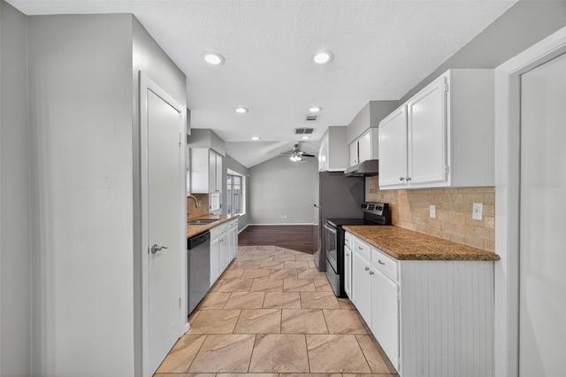 811 Lochmoor Lane, Friendswood, TX 77546