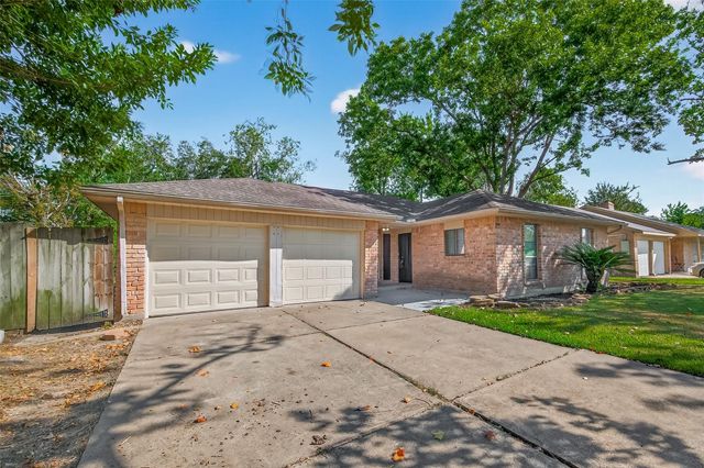 811 Lochmoor Lane, Friendswood, TX 77546