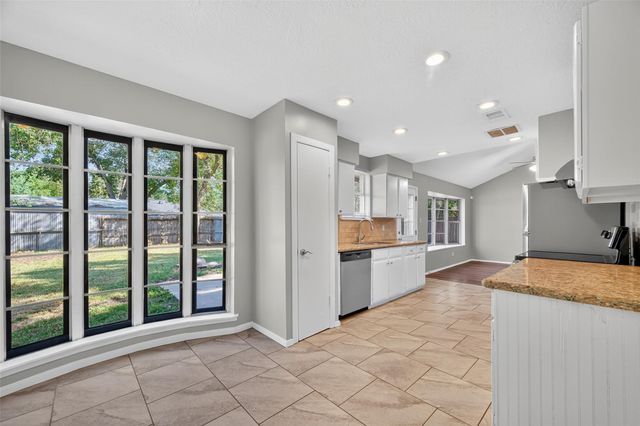 811 Lochmoor Lane, Friendswood, TX 77546