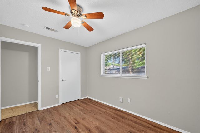 811 Lochmoor Lane, Friendswood, TX 77546