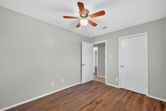 811 Lochmoor Lane, Friendswood, TX 77546