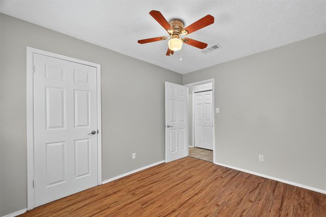 811 Lochmoor Lane, Friendswood, TX 77546