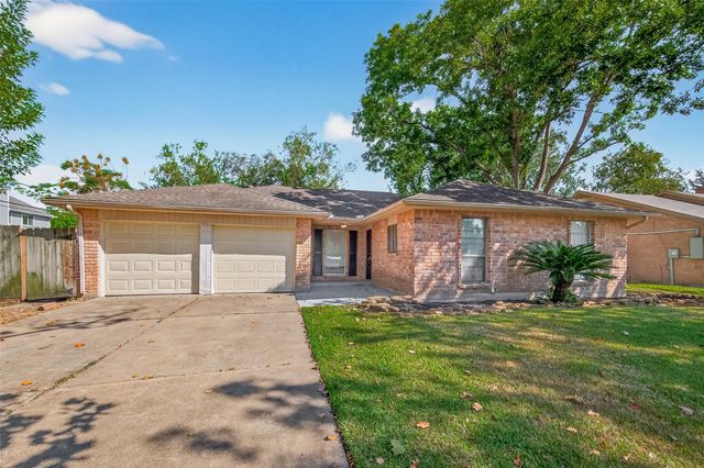 811 Lochmoor Lane, Friendswood, TX 77546