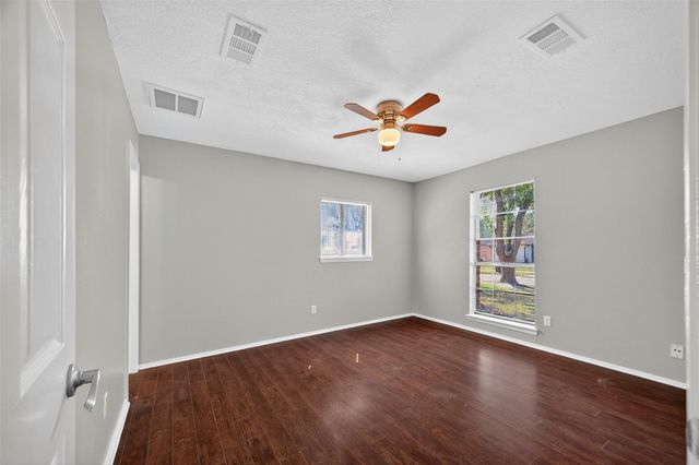 811 Lochmoor Lane, Friendswood, TX 77546