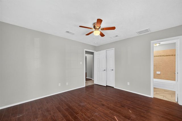 811 Lochmoor Lane, Friendswood, TX 77546
