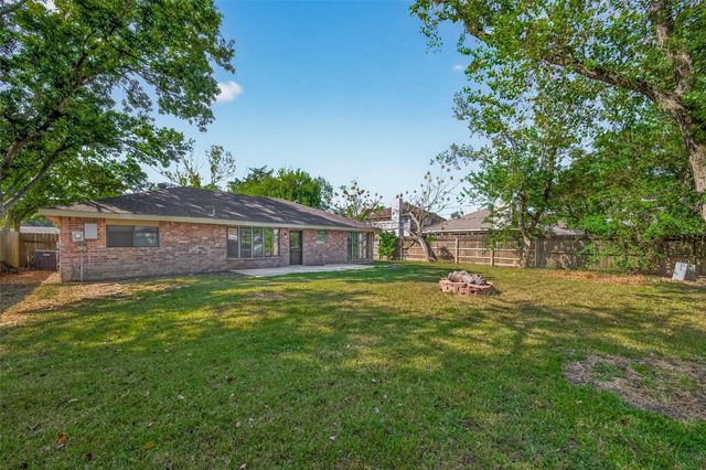 811 Lochmoor Lane, Friendswood, TX 77546