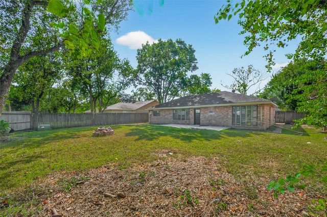811 Lochmoor Lane, Friendswood, TX 77546