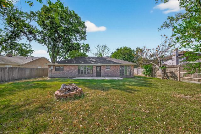811 Lochmoor Lane, Friendswood, TX 77546