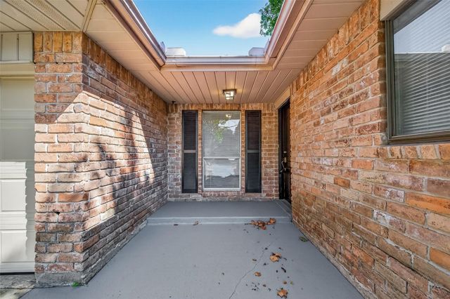 811 Lochmoor Lane, Friendswood, TX 77546