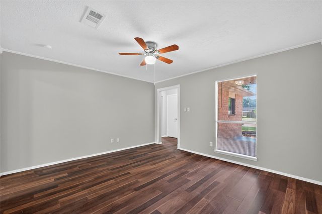 811 Lochmoor Lane, Friendswood, TX 77546
