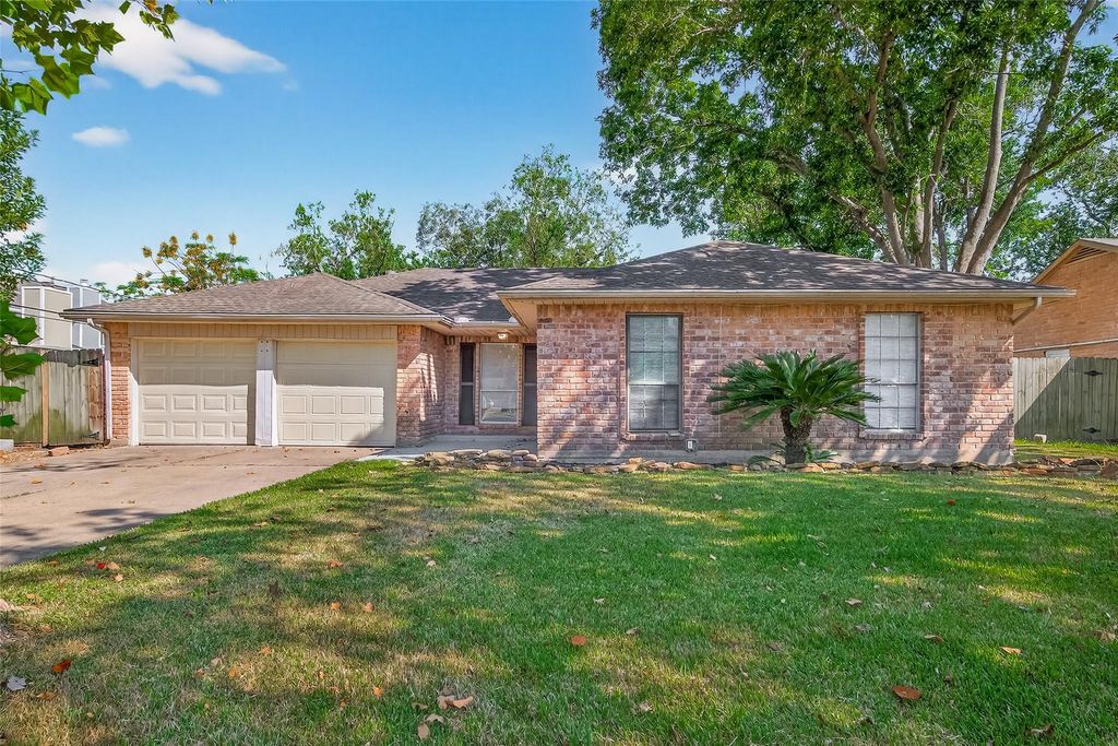 811 Lochmoor Lane, Friendswood, TX 77546