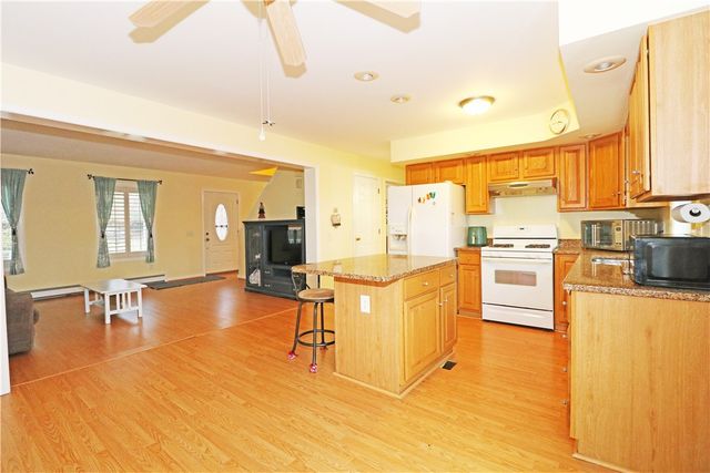 359 Main Road, Tiverton, RI 02878