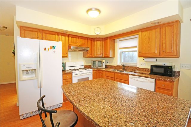 359 Main Road, Tiverton, RI 02878