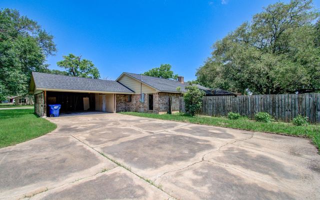 1002 Warwick Street, Eagle Lake, TX 77434