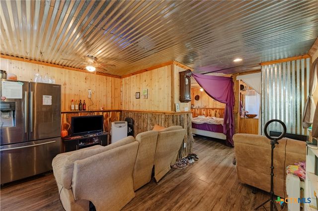 224 Pine Valley Dr, Paige, TX 78659