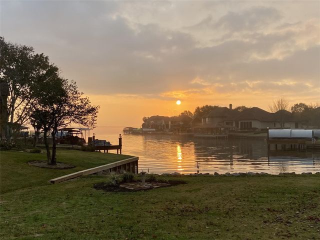 310 Edgewood Drive, Montgomery, TX 77356