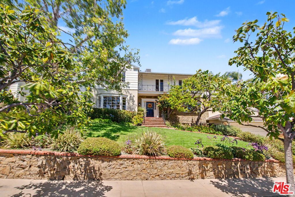 Image 2 of property listing at 536 Woodruff Avenue, Los Angeles, CA 90024