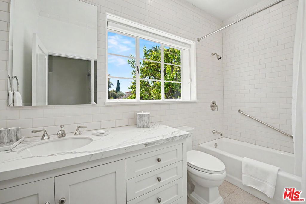 Image 22 of property listing at 536 Woodruff Avenue, Los Angeles, CA 90024