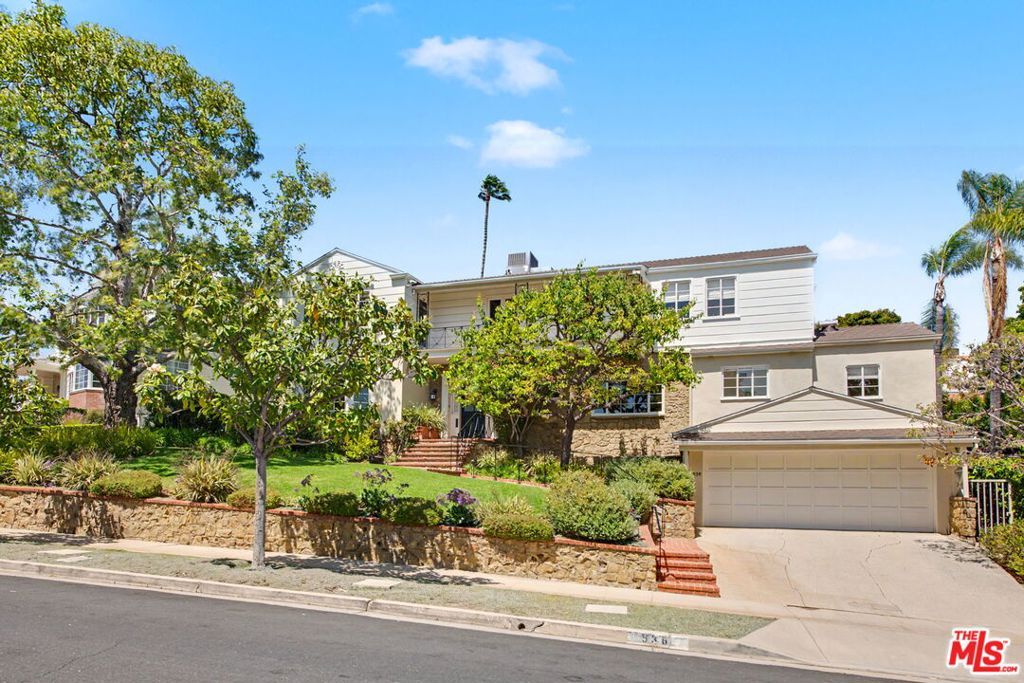 Image 3 of property listing at 536 Woodruff Avenue, Los Angeles, CA 90024