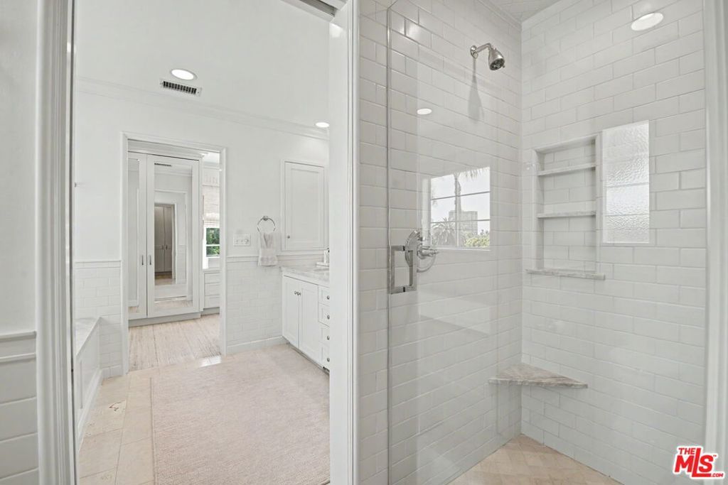 Image 32 of property listing at 536 Woodruff Avenue, Los Angeles, CA 90024